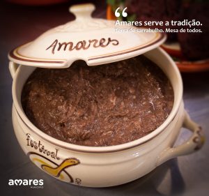 Tacho de barro com sarrabulho tradicional, parcialmente aberto.