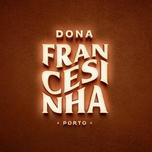 Logótipo Dona Francesinha com letras em relevo e iluminação quente sobre fundo texturado.