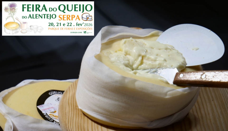 Queijo de Serpa aberto com faca e cartaz da Feira do Queijo do Alentejo com datas e local.