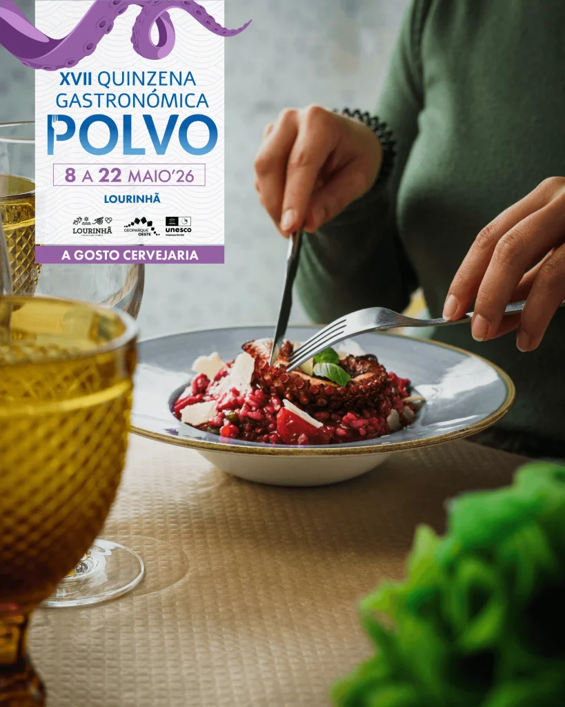 Pessoa a cortar polvo servido sobre risoto vermelho, com cartaz da Quinzena Gastronómica do Polvo acima.