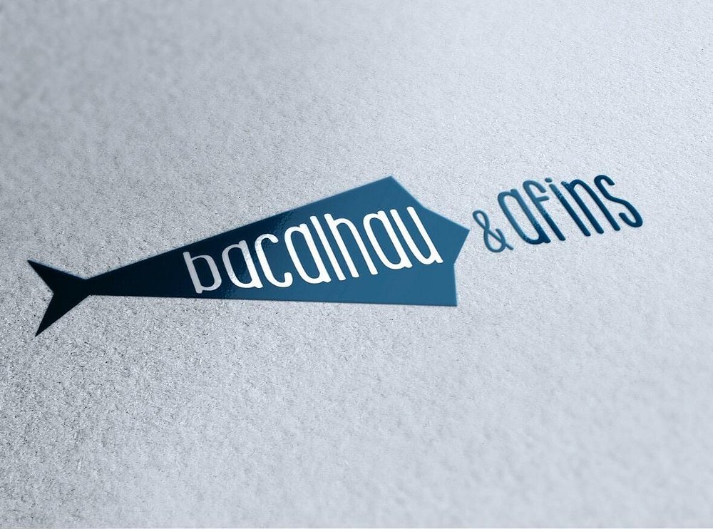 Logótipo do Bacalhau & Afins com forma de peixe azul e texto “bacalhau & afins”.