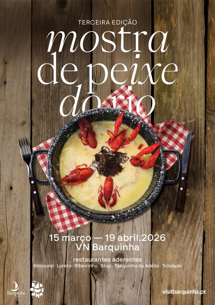 Cartaz com frigideira de prato cremoso decorado com lagostins e texto da 3.ª Mostra de Peixe do Rio em Vila Nova da Barquinha.