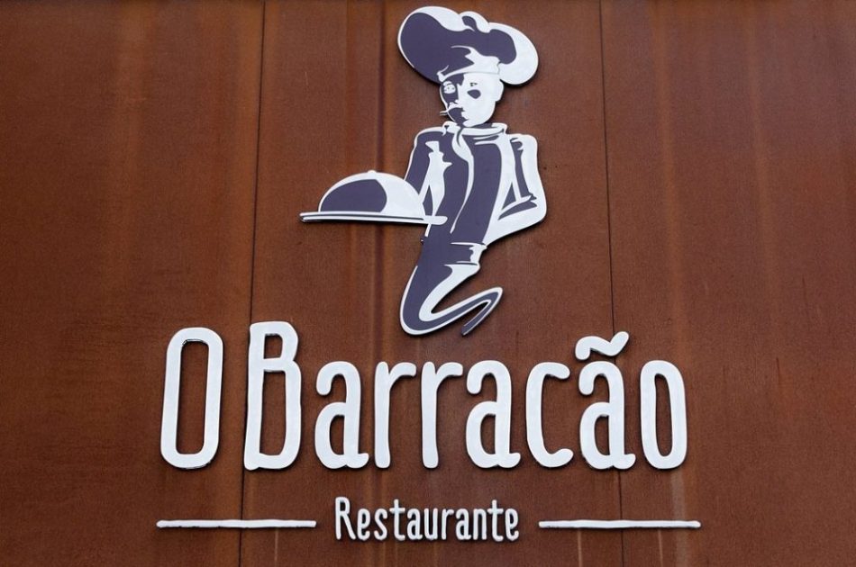 Painel com ilustração de chef e texto “O Barracão Restaurante”.