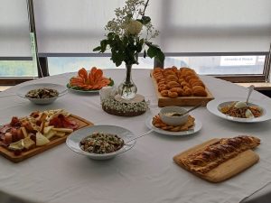 Seleção de entradas, saladas e enchidos apresentada em mesa de buffet no Restaurante Tropical.