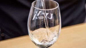 Líquido transparente a ser servido num copo com inscrição “LVA”.