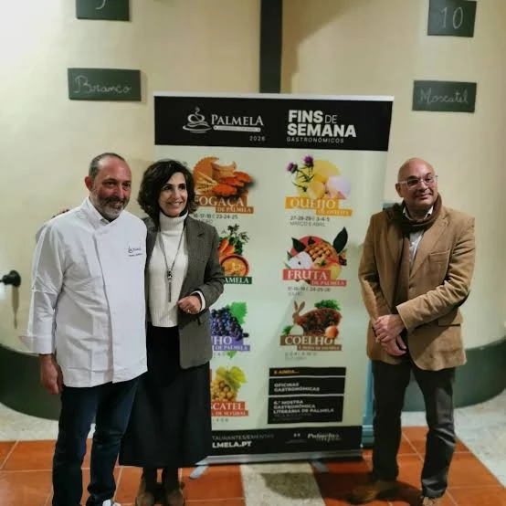 Três pessoas diante de cartaz “Palmela Fins de Semana Gastronómicos” com temas Fogaça, Queijo, Fruta, Moscatel e Coelho, cada um com datas ilustradas.
