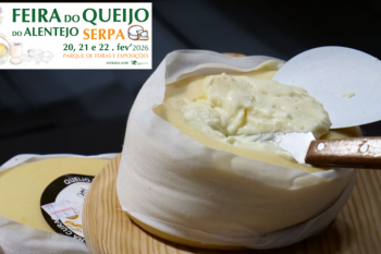 Queijo de Serpa aberto com faca e cartaz da Feira do Queijo do Alentejo com datas e local.