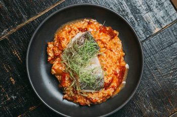 Risoto cremoso com peixe grelhado