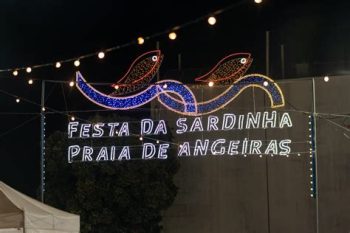 Entrada iluminada da Festa da Sardinha em Angeiras